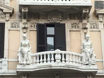 La loggia nobile del palazzo Atti sulla quale, oltre al gruppo scultoreo si nota lo stemma di famiglia che reca le lettere A.A (Arturo Atti)